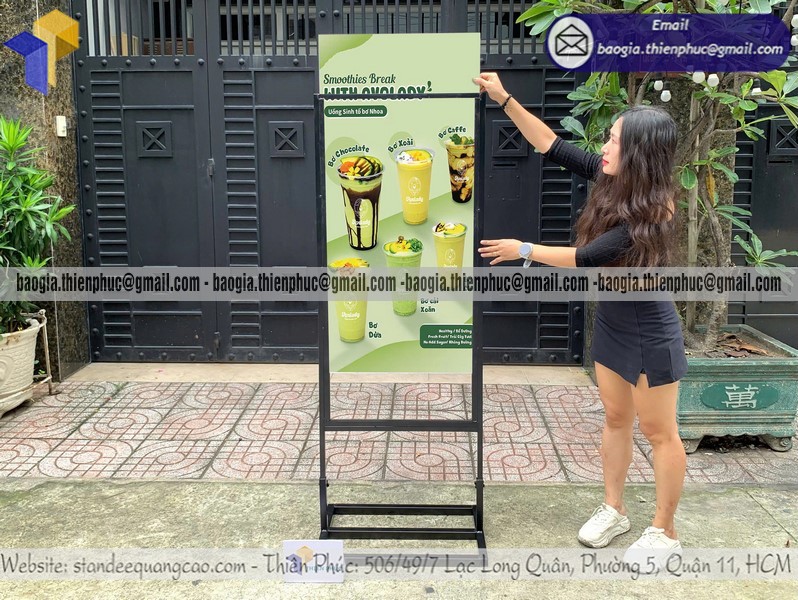 Biển hiệu quảng cáo đứng khung sắt in 2 mặt để vỉa hè
