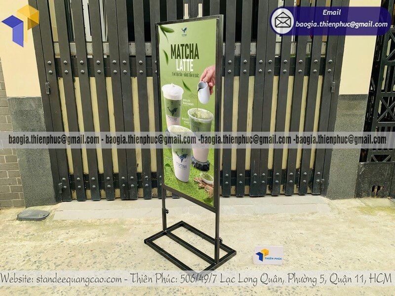 Giá bảng standee khung sắt đứng 2 mặt chịu gió di động hiển thị quảng cáo cho trường học