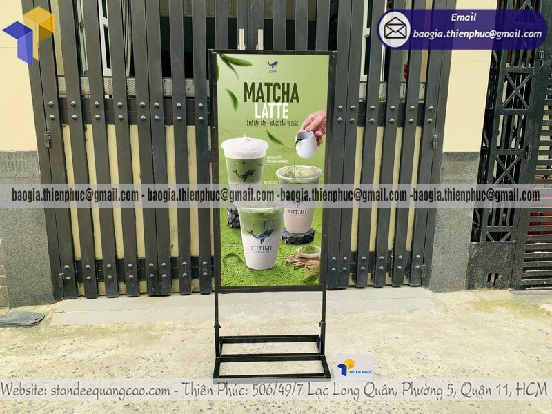 Giá bảng standee khung sắt đứng 2 mặt chịu gió di động Giá bảng standee khung sắt đứng 2 mặt chịu gió di động