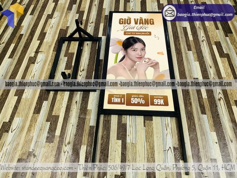 Khung standee sắt đứng in hình 2 mặt di động cho showroom lớn và rộng
