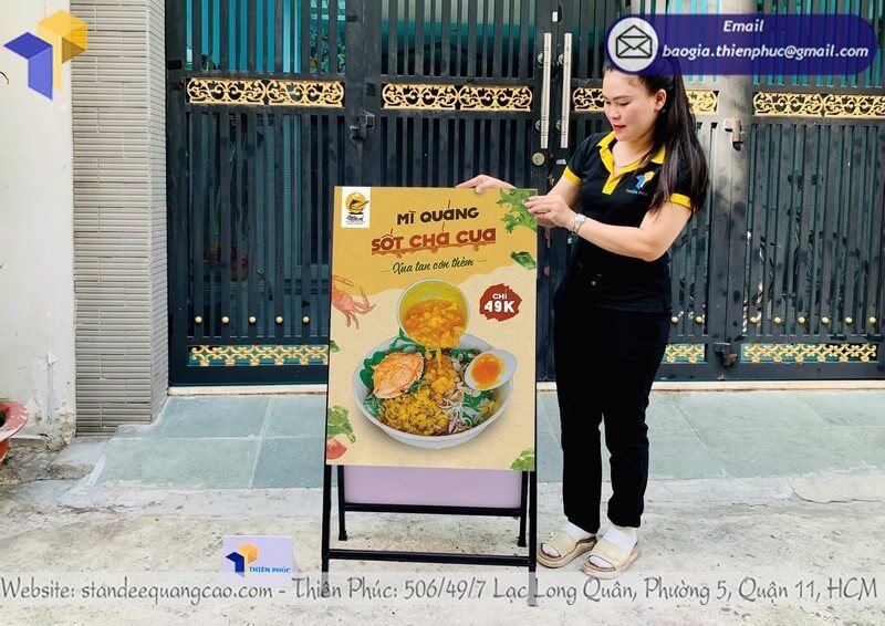Xưởng in logo bảng standee A chân sắt cho quán ăn