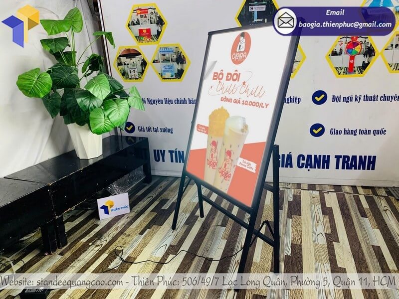 Xưởng làm khung tranh điện siêu mỏng trước cửa hàng cho showroom trưng bày