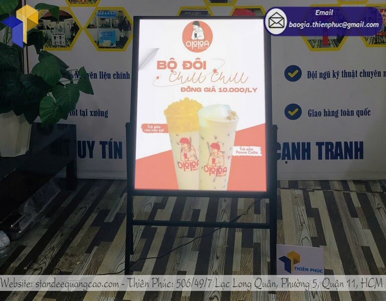 Xưởng làm khung tranh điện siêu mỏng trước cửa hàng rẻ