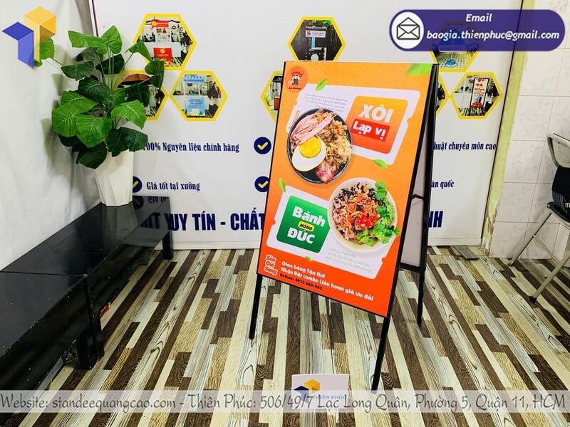 Bảng quảng cáo 2 mặt đặt tại cửa hàng quán ăn