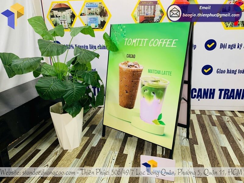 Bảng chữ A có tay xách di động đặt trước quán cà phê