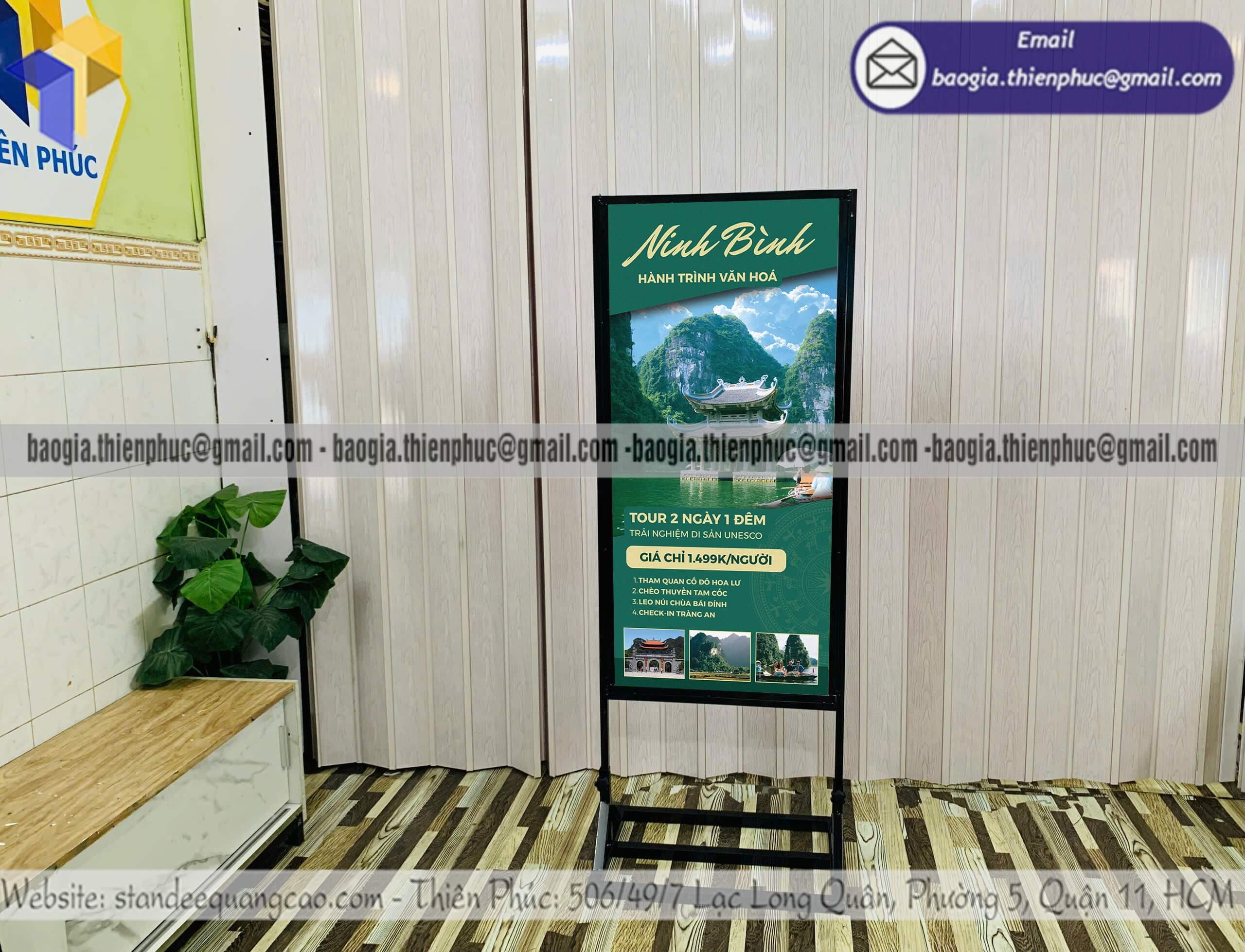 Bảng hiệu bằng sắt đặt đứng trưng bày hai mặt dùng ngoài trời không lo xuống cấp