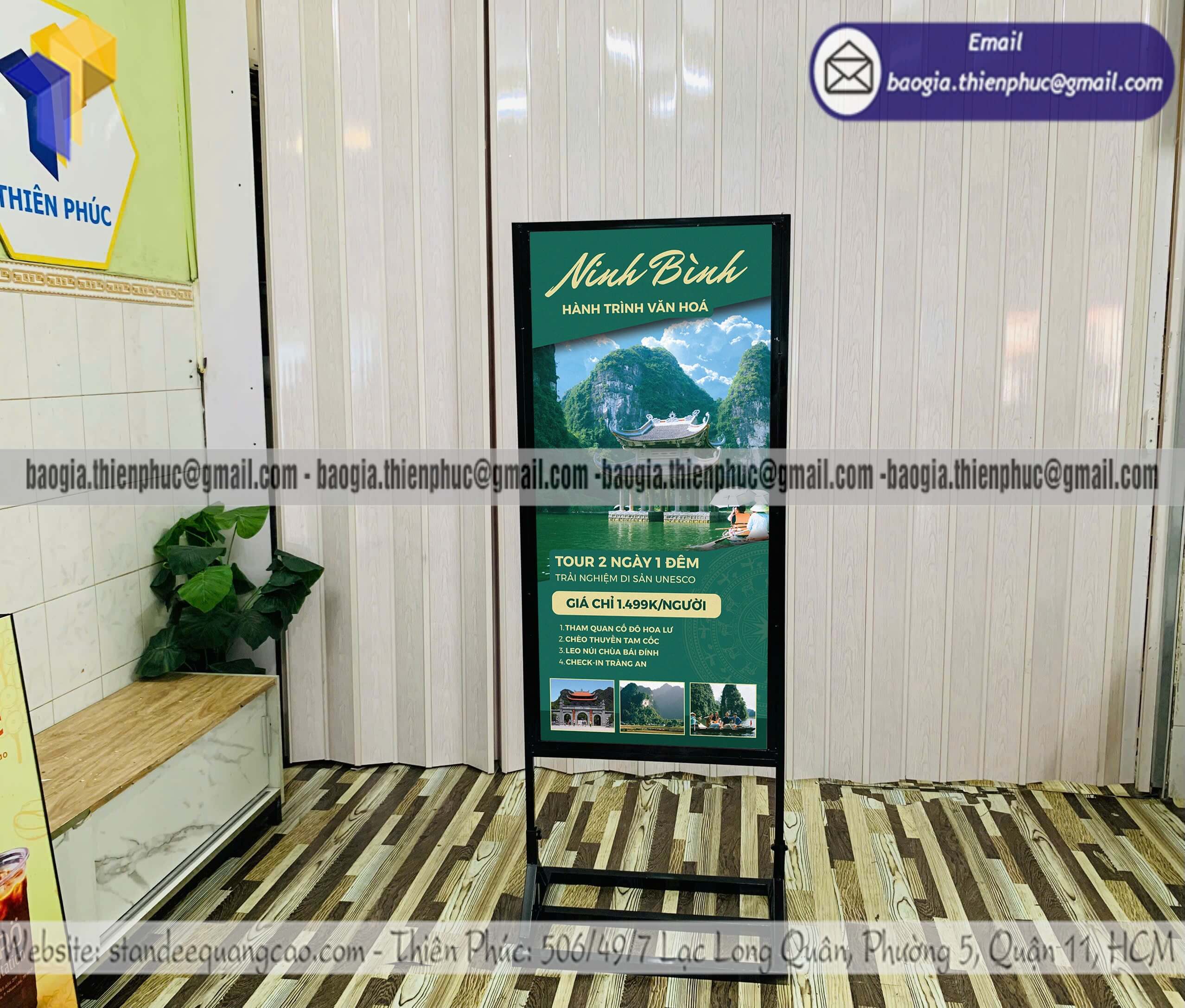 Bảng hiệu bằng sắt đặt đứng trưng bày hai mặt