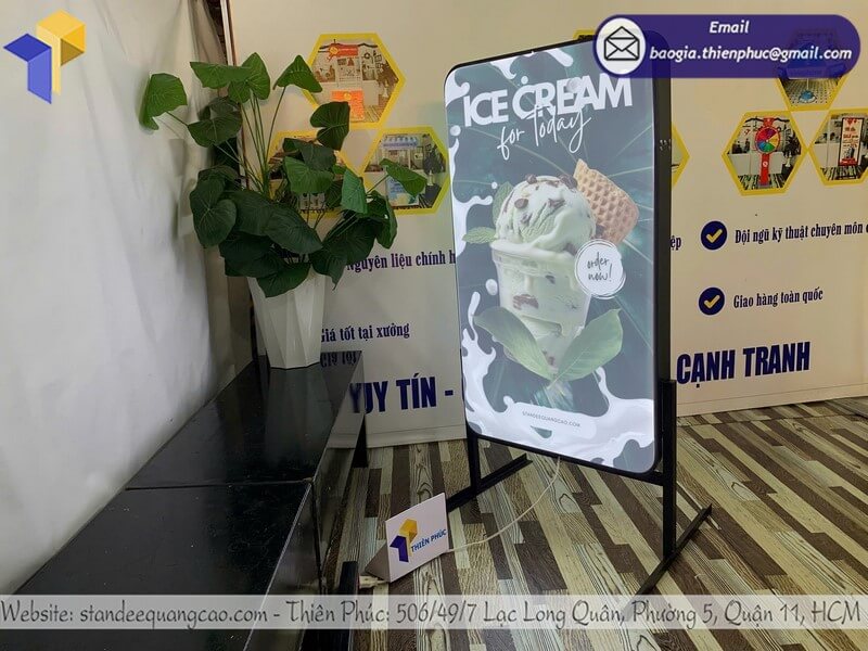 Bảng hiệu hộp đèn đứng quảng cáo trước cửa hàng