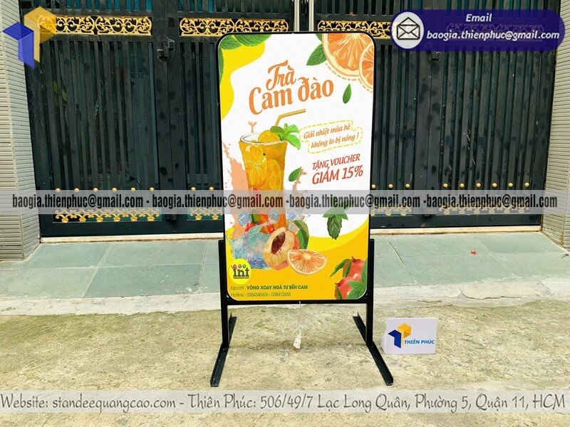 Bảng hiệu hộp đèn mica quảng cáo đứng trên vỉa hè