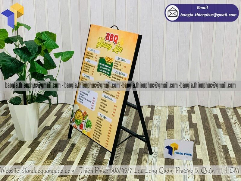 Bảng quảng cáo in một mặt chân sắt di động ngoài trời giá rẻ cho doanh nghiệp nhỏ và vừa