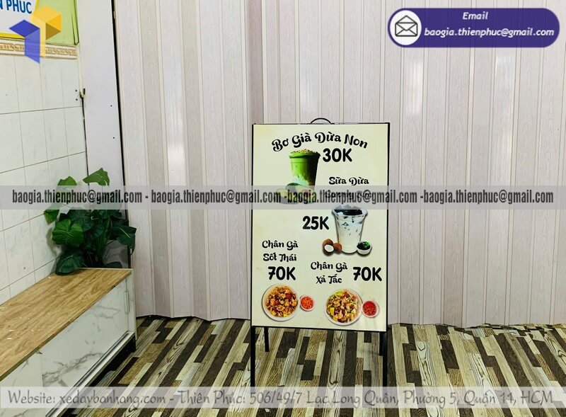 Bảng standee A in menu 2 mặt chân sắt để ngoài trời giúp khách hàng đứng lại xem ngay