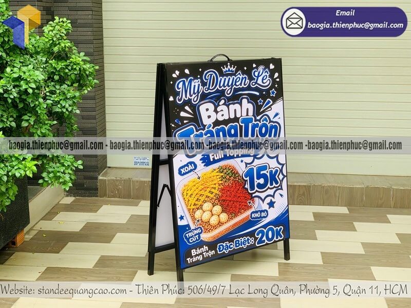 Bảng standee A khung sắt 2 mặt đứng ngoài vỉa hè trực tiếp cho doanh nghiệp gia công bán lẻ