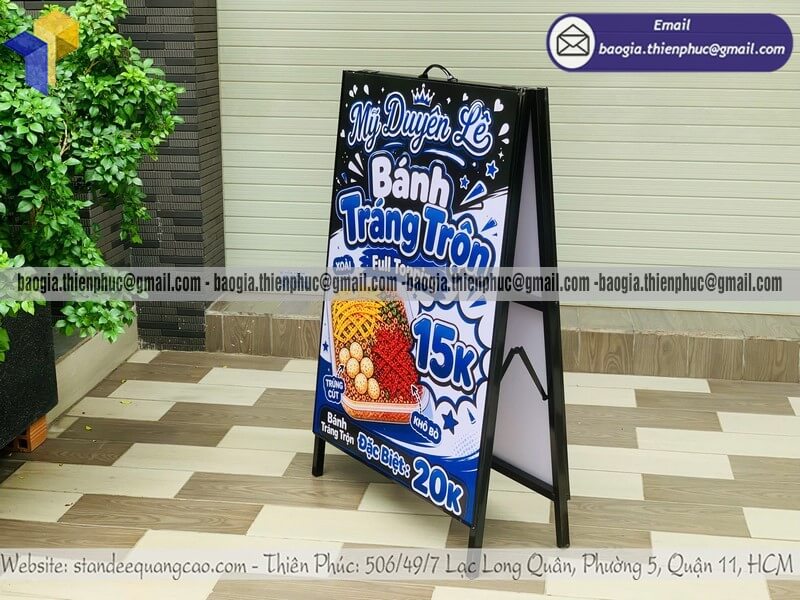 Bảng standee A khung sắt 2 mặt đứng ngoài vỉa hè tăng lượt khách đi đường