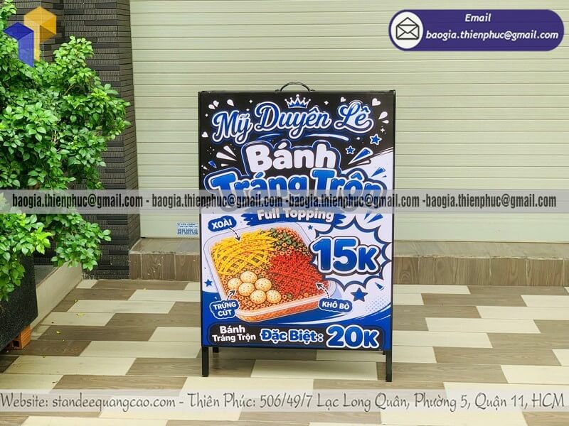 Bảng standee A khung sắt 2 mặt đứng ngoài vỉa hè