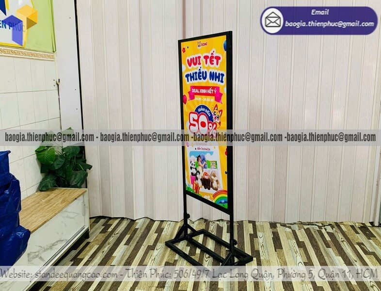 Bảng standee đứng chân sắt di động trưng bày sự kiện đẹp chất cho giới trẻ