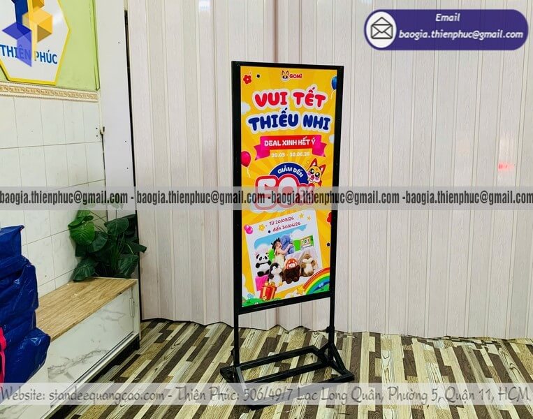 Bảng standee đứng chân sắt di động trưng bày sự kiện 800k làm nhanh giao toàn quốc