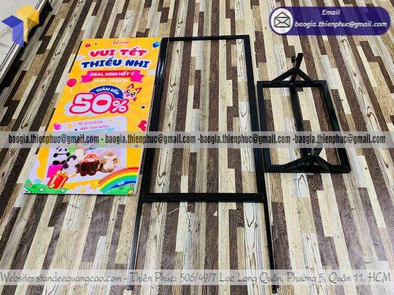 Bảng standee đứng chân sắt di động trưng bày sự kiện khai trương bán cực chạy TPHCM