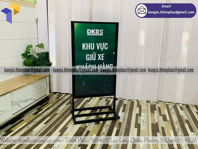 Bảng standee đứng khung sắt in hình ảnh ngoài trời nổi bật giúp thương hiệu lên sóng mỗi ngày