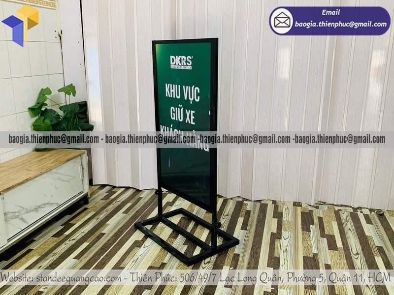 Bảng standee đứng khung sắt in hình ảnh ngoài trời nổi bật giúp thương hiệu lên sóng mỗi ngày