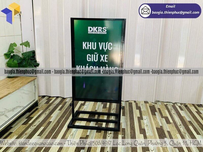 Bảng standee đứng khung sắt in hình ảnh ngoài trời thời trang điện máy và trung tâm ngoại ngữ