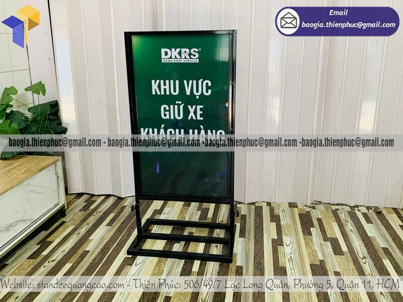 Bảng standee đứng khung sắt in hình ảnh ngoài trời