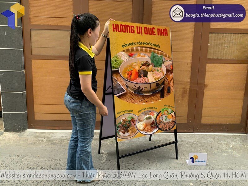 Bảng Standee gấp chữ A 2 mặt in logo thương hiệu đối tác