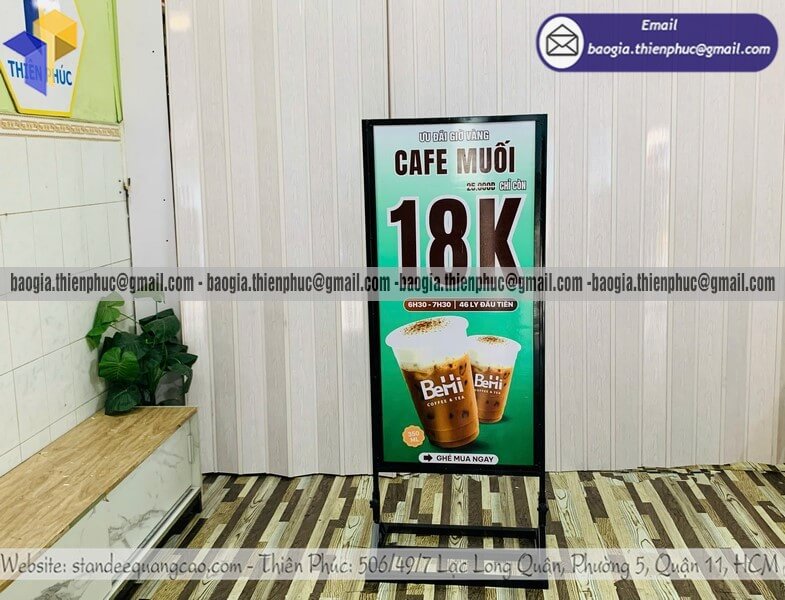 Bảng standee in 2 mặt khung sắt để trước quán cafe marketing hiệu quả khách vào quán