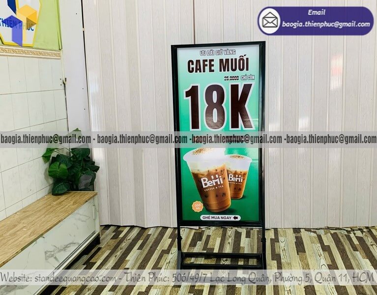 Bảng standee in 2 mặt khung sắt để trước quán cafe