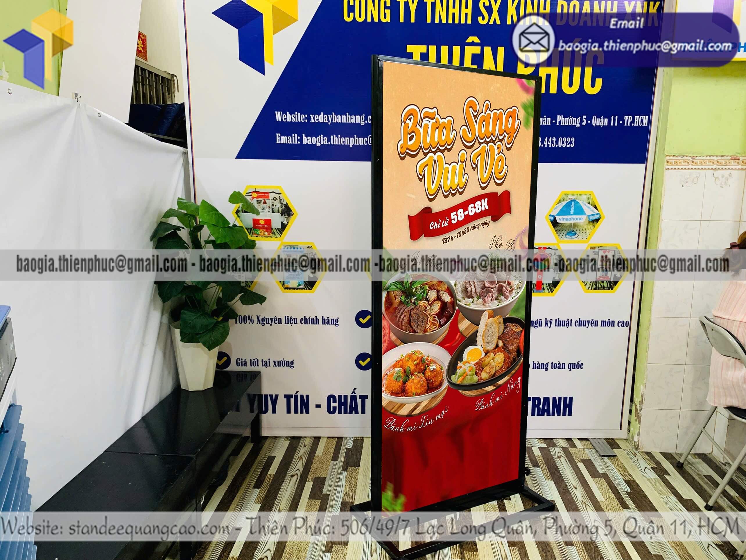 Bảng standee khung sắt đứng cỡ lớn in hình 2 mặt lựa chọn cho marketing nhận diện