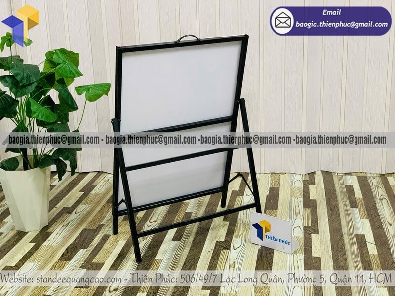 Bảng standee khung sắt quảng cáo di động in 1 mặt thương mại đối tượng người tiêu dùng