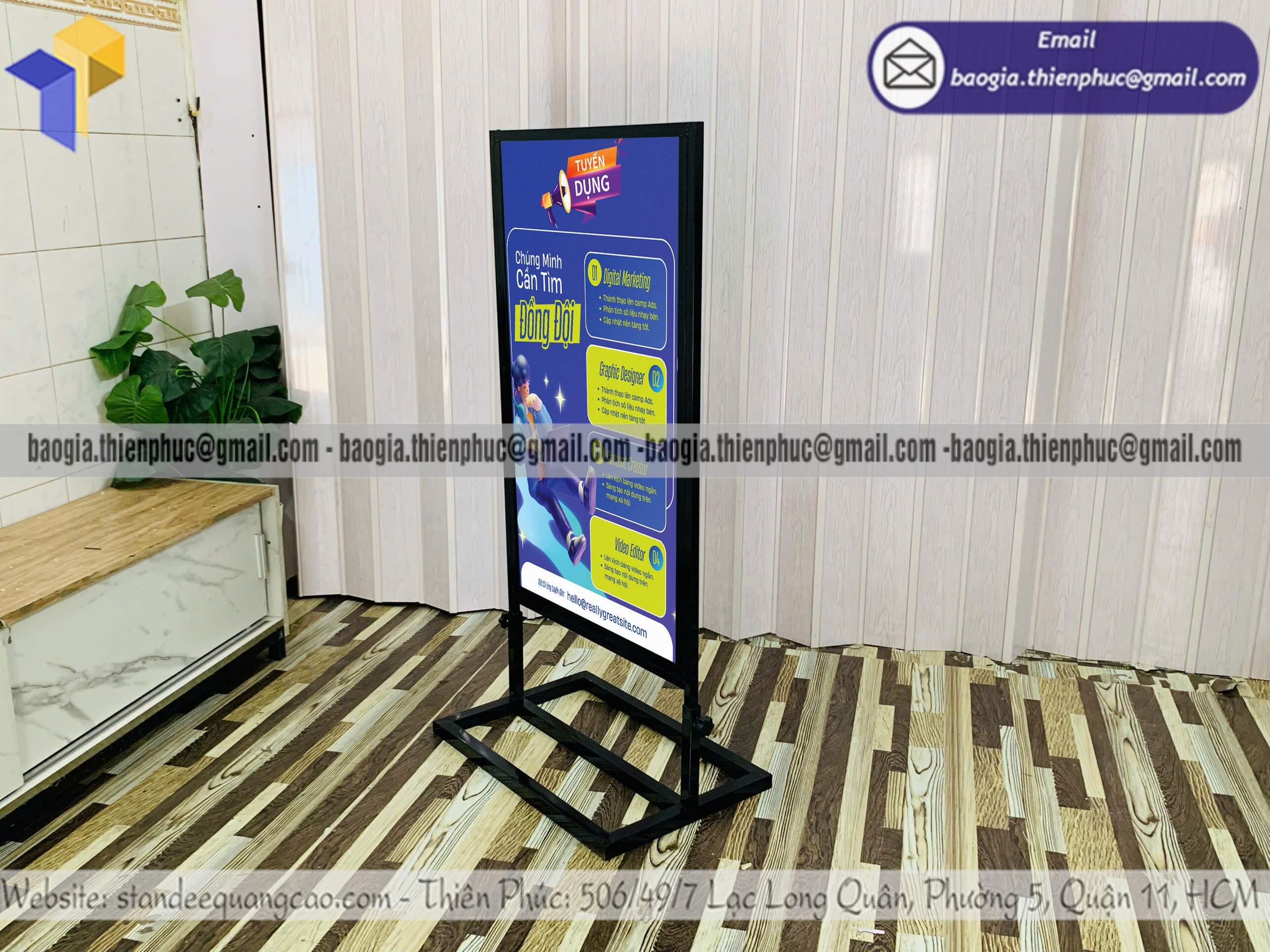 Bảng standee quảng cáo đứng khung sắt ngoài trời lên hình brand cực ưng