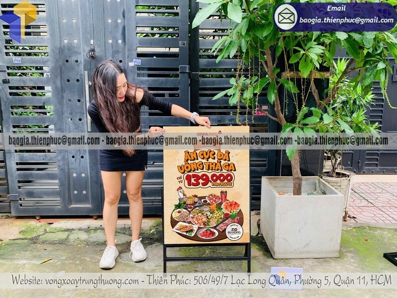 Bảng standee quảng cáo in 1 mặt chân sắt ngoài trời đẹp Bảng standee quảng cáo in 1 mặt chân sắt ngoài trời đẹp