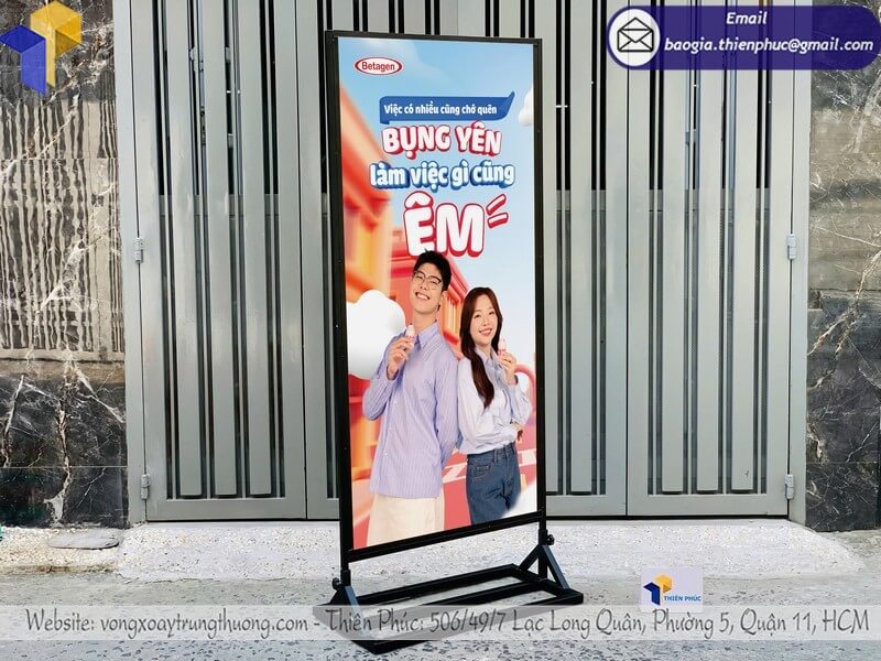 Báo giá bảng standee 2 mặt đứng chịu gió ngoài trời rẻ TTTM quảng cáo