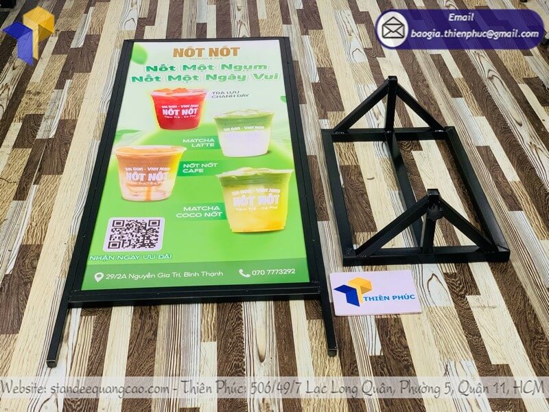 Báo giá bảng standee đứng 2 mặt giá rẻ cho cửa hàng từ mọi hướng đi qua