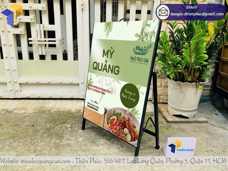 Báo giá bảng standee in 1 mặt quảng cáo thu hút khách hàng