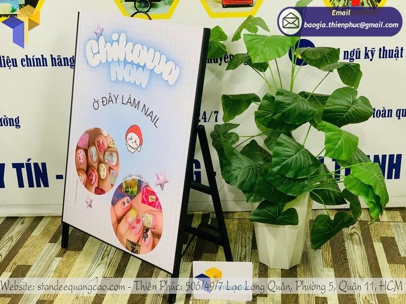 Báo giá in standee 1 mặt ngoài trời, chất liệu bền đẹp, giá hợp lý