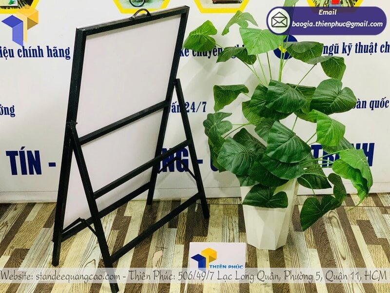 Báo giá in standee 1 mặt ngoài trời, đặt cọc 50%, linh hoạt