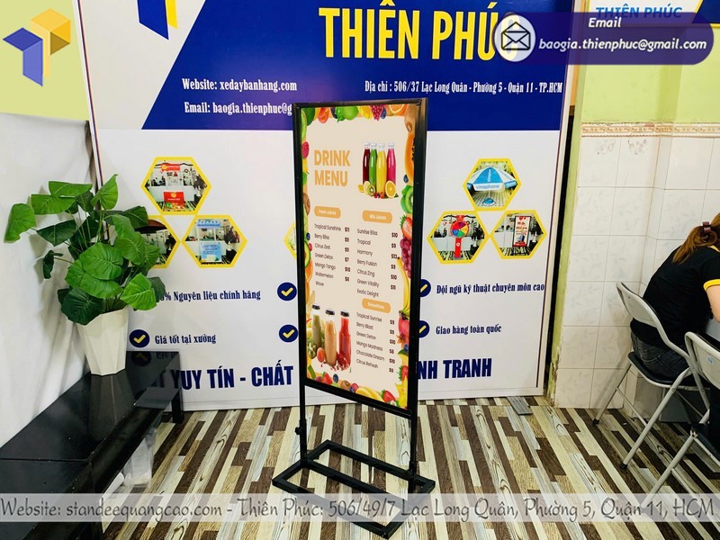 in standee khung sắt chịu gió ngoài trời tại sự kiện khuyến mãi