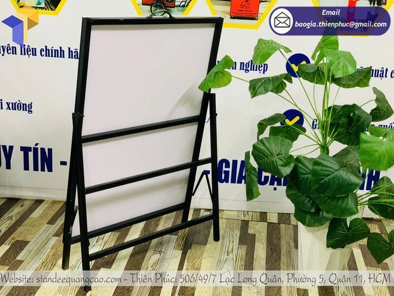 Báo giá standee 1 mặt xếp gọn lắp đặt nhanh chóng, thuận tiện