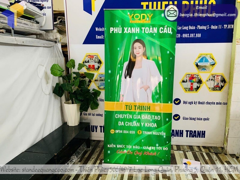 Báo giá Standee banner dựng cuốn nhôm quảng cáo di động rẻ Báo giá Standee banner dựng cuốn nhôm quảng cáo di động rẻ