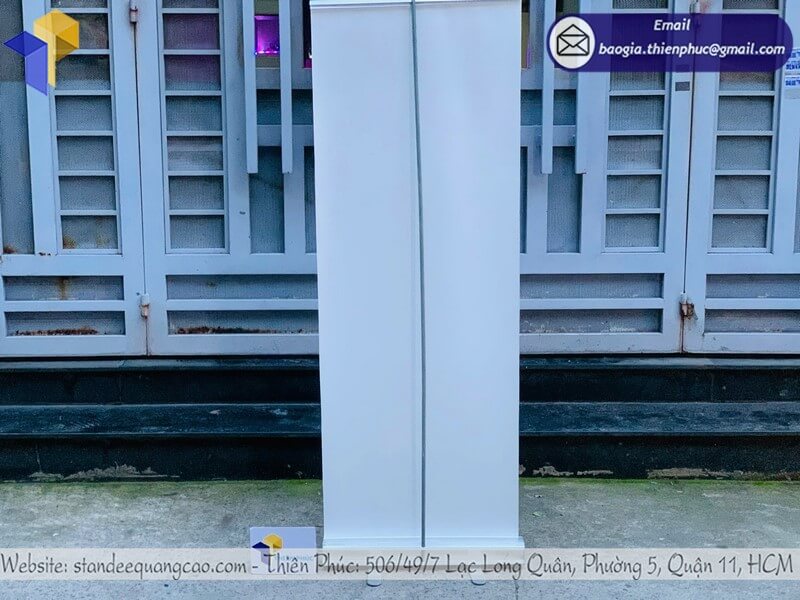 Báo giá standee cuốn nhôm ngoài trời tiện lợi lắp đặt nhanh