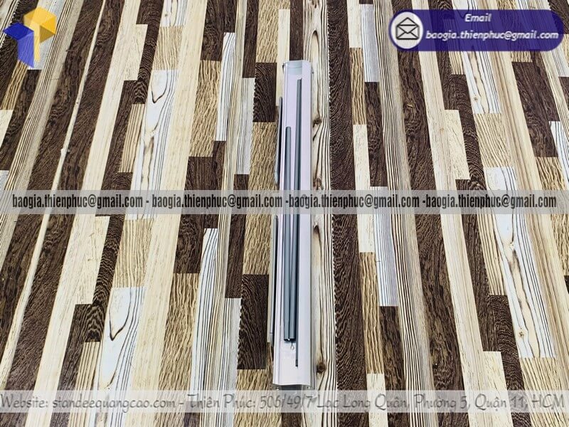 Báo giá standee cuốn nhôm dựng poster trên vỉa hè khai trương sale khuyến mãi chỉ từ 400k