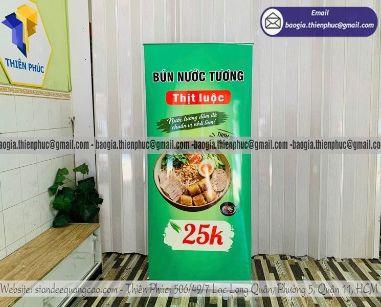 Báo giá standee cuốn nhôm dựng poster trên vỉa hè