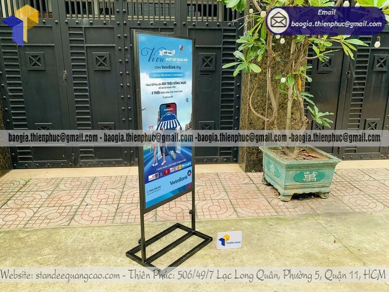 Báo giá standee đứng in 2 mặt ngoài trời chắn gió bán tại xưởng văn phòng