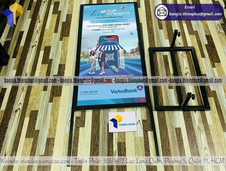 Báo giá standee đứng in 2 mặt ngoài trời chắn gió đứng ngoài trời bền vững để trước cổng lối đi