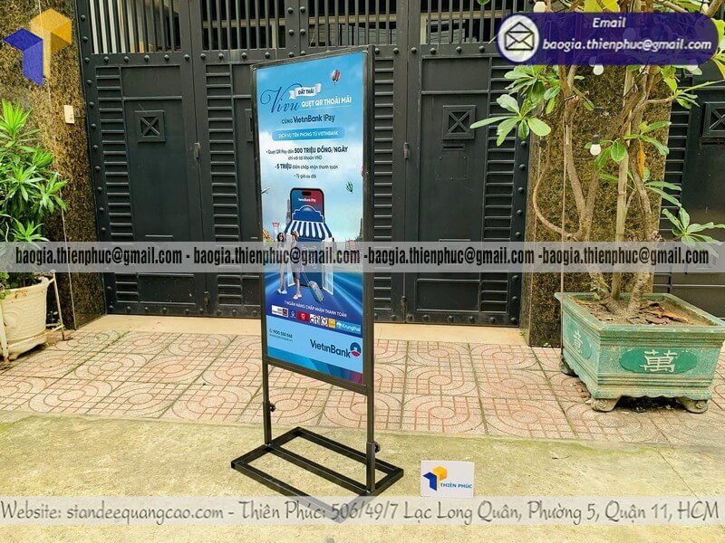 Báo giá standee đứng in 2 mặt ngoài trời chắn gió kết cấu bền vững chịu mưa gió ngoài trời