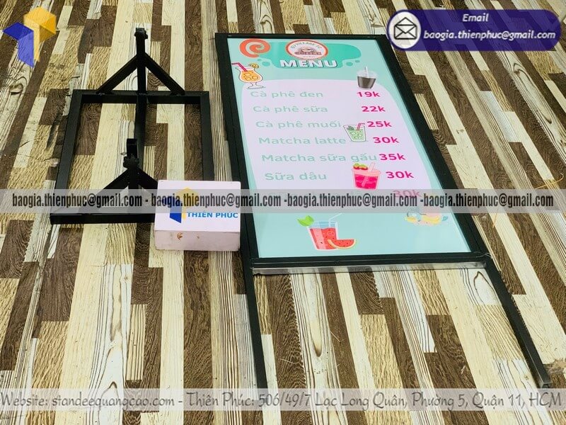 Báo giá standee in 2 mặt đứng giới thiệu sản phẩm rẻ cho shop thời trang quán cafe