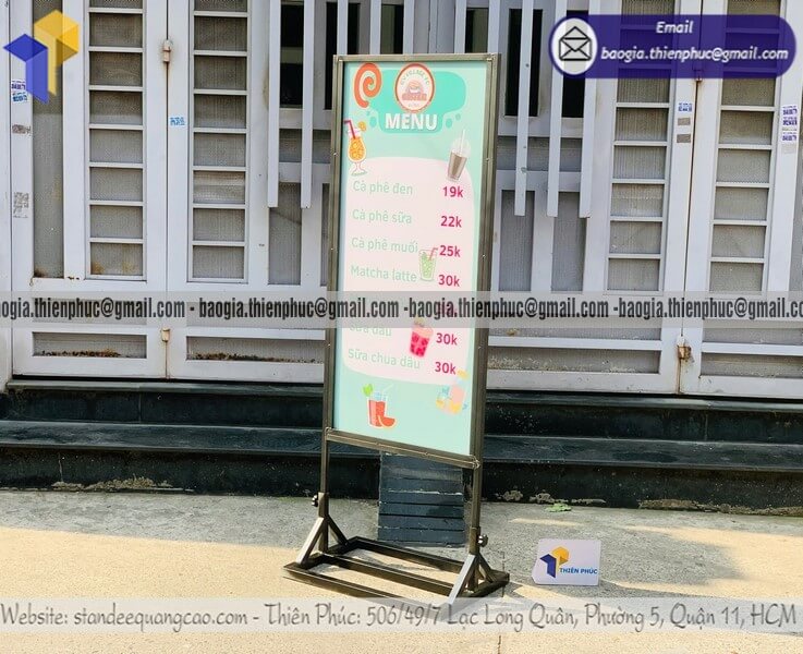 Báo giá standee in 2 mặt đứng giới thiệu sản phẩm rẻ trưng bày khuyến mãi