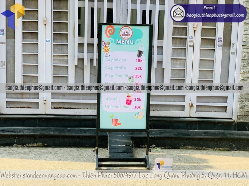 Báo giá standee in 2 mặt đứng giới thiệu sản phẩm rẻ