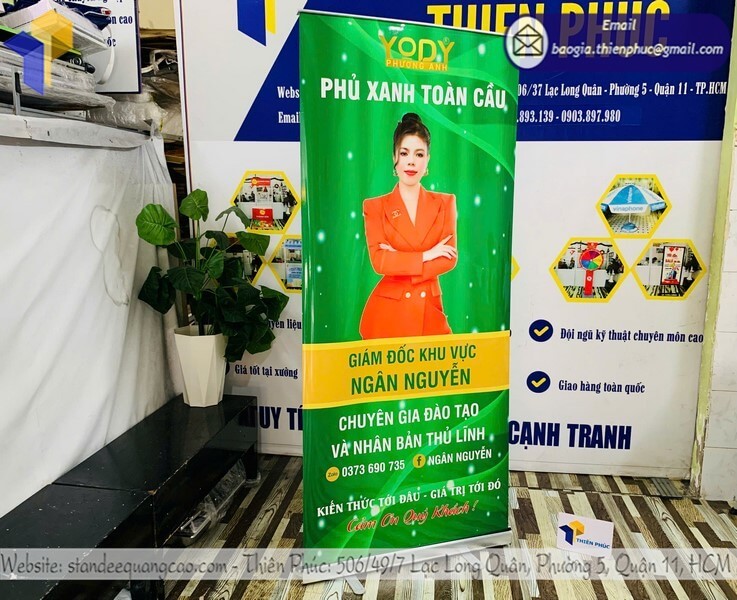 Báo giá standee kéo cuốn nhôm di động in logo rẻ quảng cáo sự kiện, cửa hàng